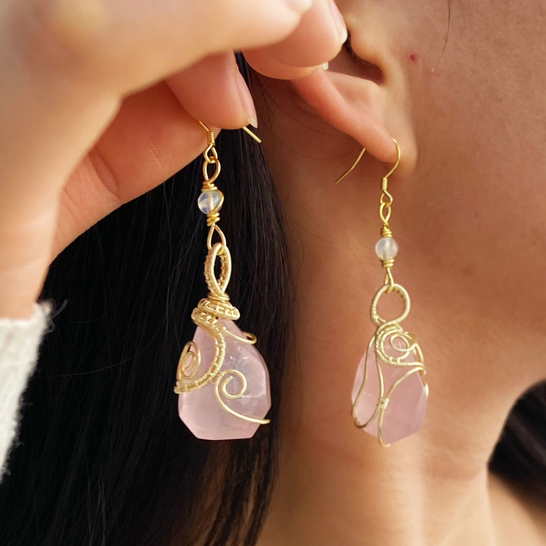 Unveiling the Power of Rose Quartz: The Stone of Love, Healing, and Positivity